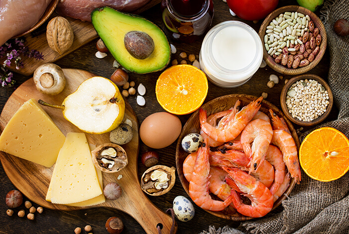 una mezcla de alimentos humanos que incluye frutas, mariscos, ensaladas, nueces y semillas
